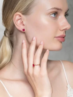 Örhängen YLVA LI Embla Stud Ruby – Guld