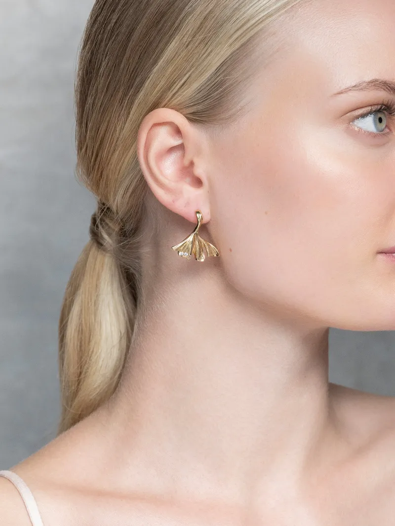 Örhängen YLVA LI Petite Embla Leaf – Guld