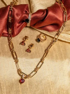 Örhängen YLVA LI Venus stud Garnet – Guld