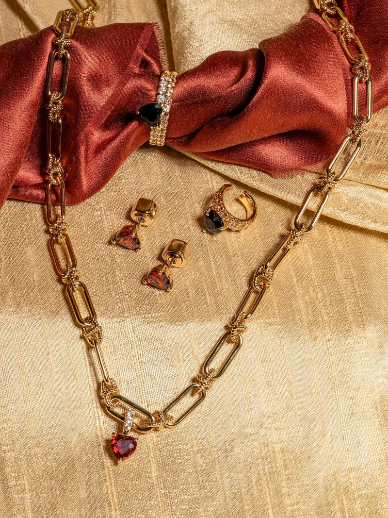 Örhängen YLVA LI Venus stud Garnet – Guld